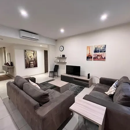 Private With Bathroom In Balluta Bay - Shared Flat Habitación en casa particular